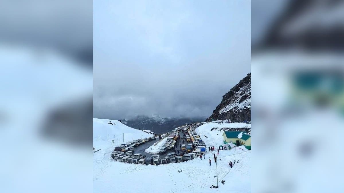 first snowfall of the season Traffic jams at Nathula  gnr 