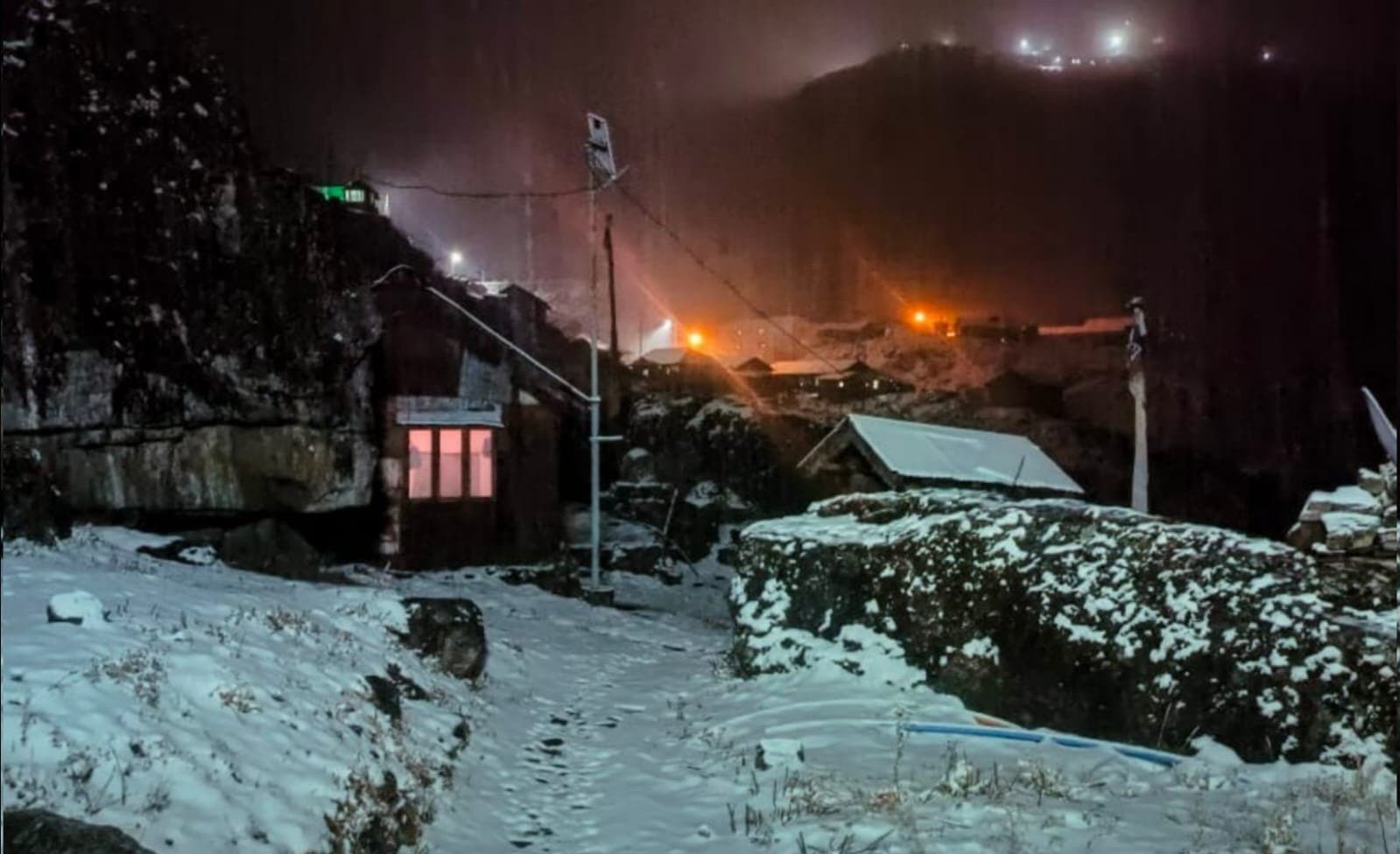 Sandakphu sees snowfall