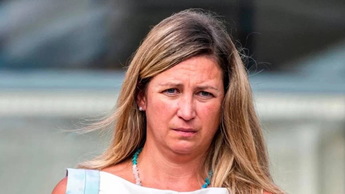 Drunk woman grabs man to have intimacy