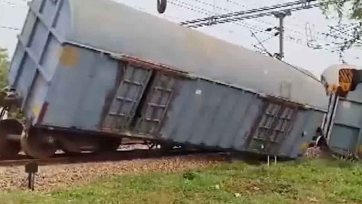  20 wagons derailed, traffic halted on Mathura Palwal route gnr