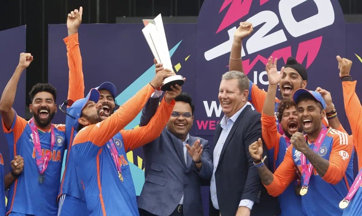 Rohit Sharma: রোহিতের ট্রফি নিতে ওঠার ভঙ্গিমা ভাইরাল, কার নির্দেশে এমন করলেন ভারতের নেতা? 