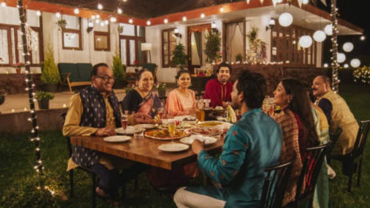 Arrange your diwali party at your home with all your close ones and make a bash on Diwali celebration here some tips are given below lif