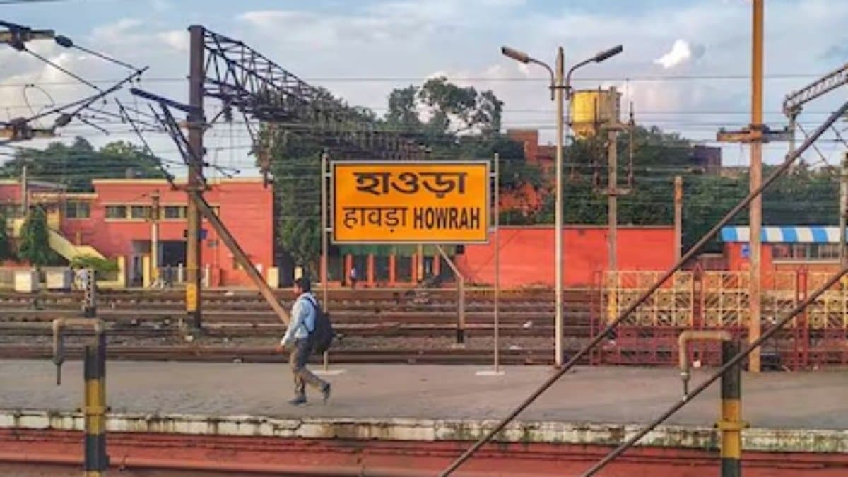 Youth climbed on the engine of an express train, caught on fire after touching the high voltage live wire gnr