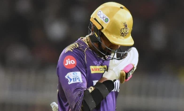 KKR-MI: শুরুর ব্যাটিং বিপর্যয় সামলে লড়াই করার মতো রানে নাইটরা