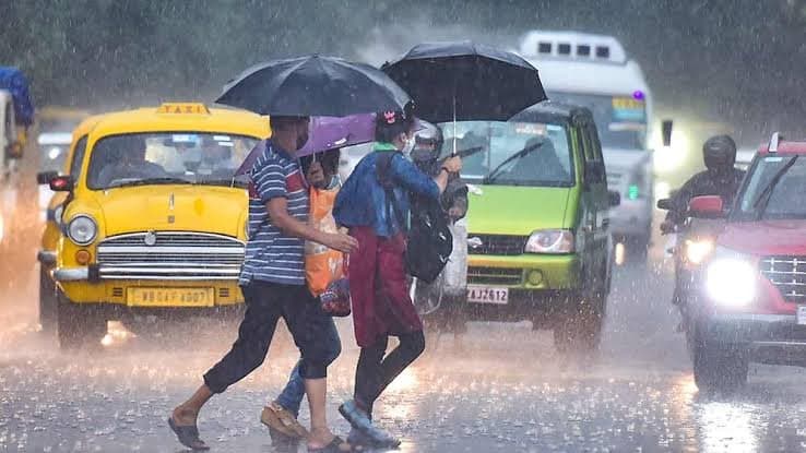 Heavy Rain in west bengal due to low pressure in bay of Bengal
