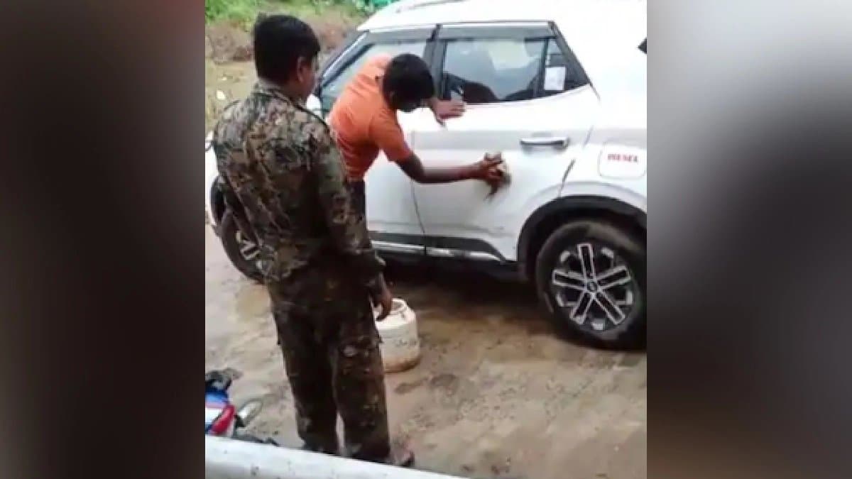 Madhya Pradesh Incident injured Man Outside Police Station While Cops Get Car Washed