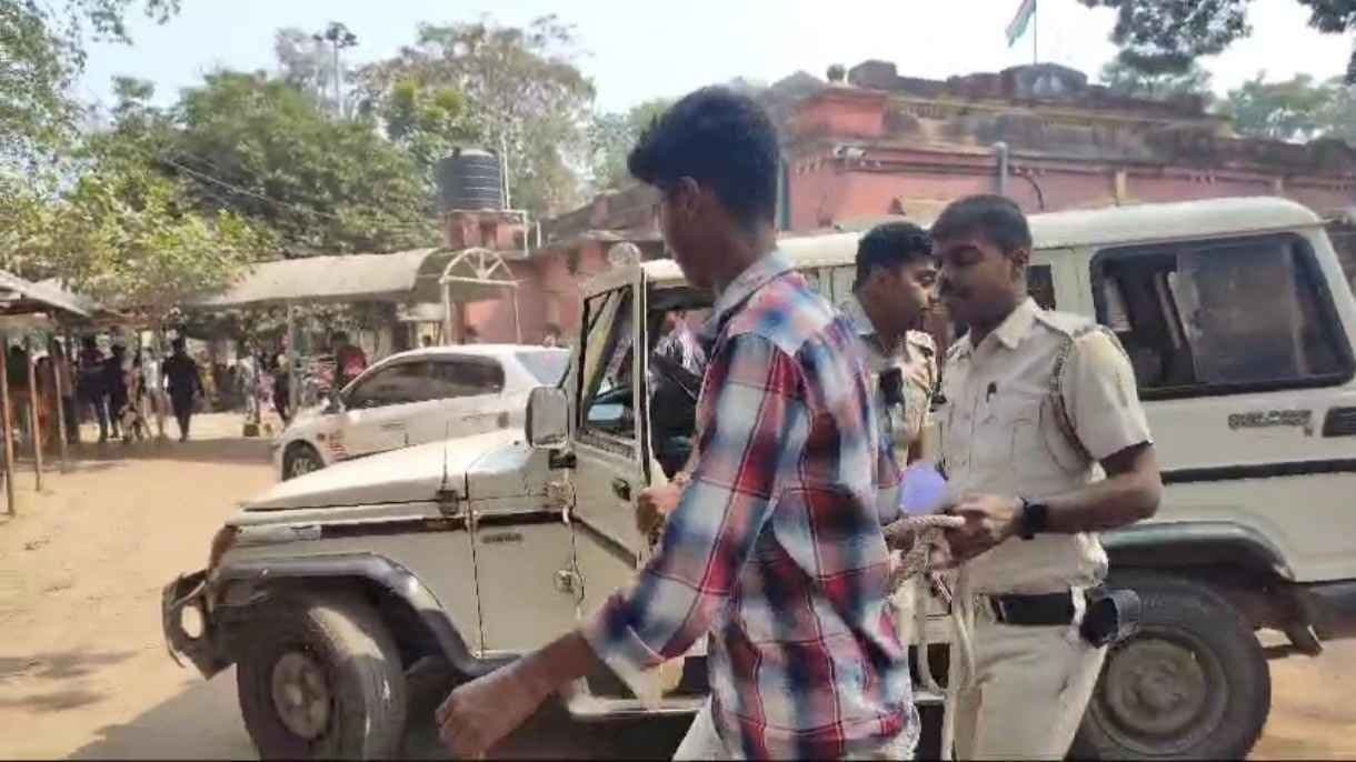 youth arrested at petrapole for snatching dollar of a researcher of bangladesh gnr 