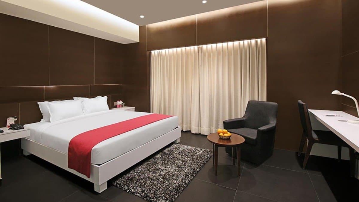 Hotel Worth Rupees 75 Crore Listed For Just 875 rupees In The US? gnr