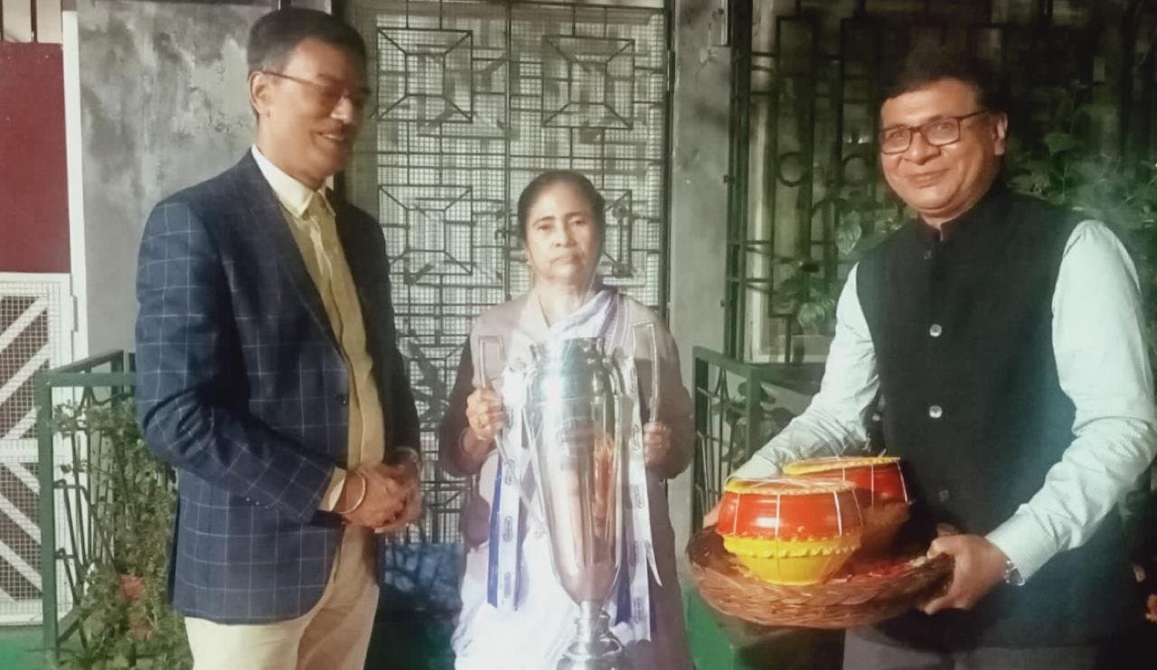 Super Cup: মুখ্যমন্ত্রী মমতা ব্যানার্জির হাতে সুপার কাপ ট্রফি তুলে দিলেন ইস্টবেঙ্গল কর্তারা