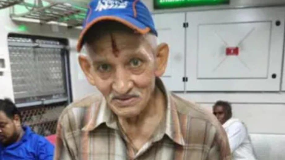 Daughter Settled In London But This Old Man Is Selling Sweets On Chennai Train To Survive 