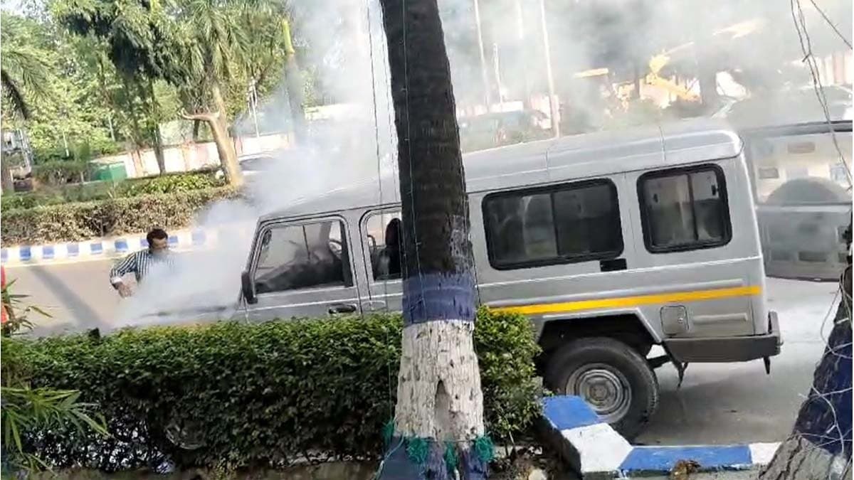 Kolkata Fire breaks out in running car, 10 school students rescued gnr 