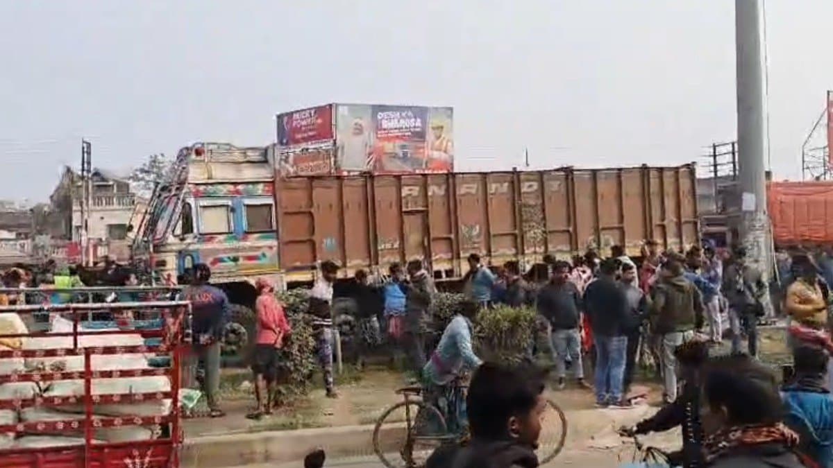 One Policeman died due to road accident in Murshidabad gnr