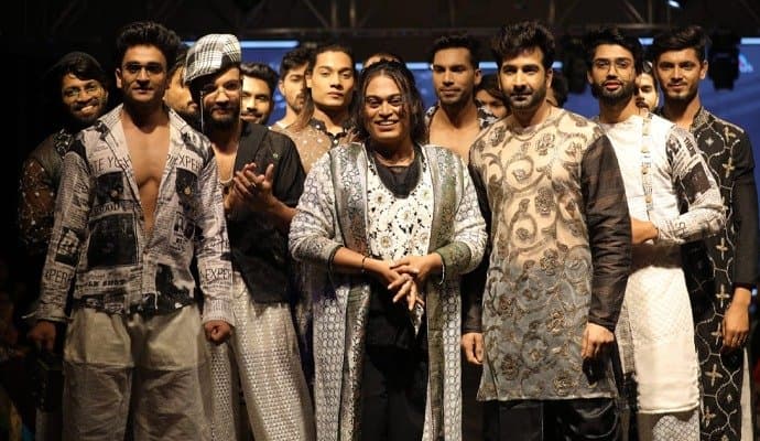 Fashion: ইন্দোরের ফিউশন ফ্যাশন রানওয়েতে কলকাতার ফ্যাশন ডিজাইনার শ্যামসুন্দর বসু 
