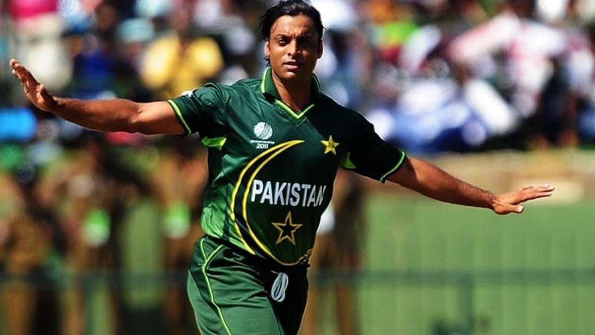 Legendary fast bowler Shoaib Akhtar has thrown Pakistan head coach Mike Hesson under the bus 
