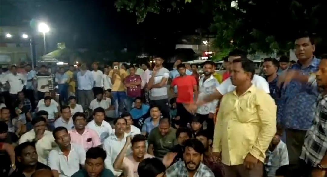 TMC supporter died, protest in front of police station gnr