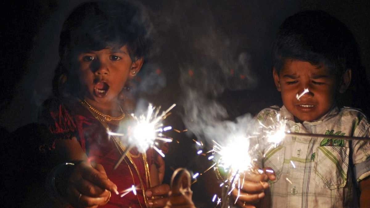 দীপাবলিতে শিশুরা বাজি ফাটাবে না তা কি হয়? ধোঁয়ার মাঝেও তাদের দূষণ থেকে দূরে রাখবেন কীভাবে?