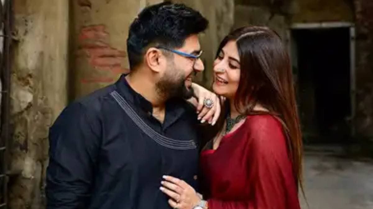 ‘…এক ধাপ পিছিয়ে আসতে হয়’, সন্দীপ্তার পোস্টে এ কোন ইঙ্গিত! কী উত্তর দিলেন স্বামী সৌম্য