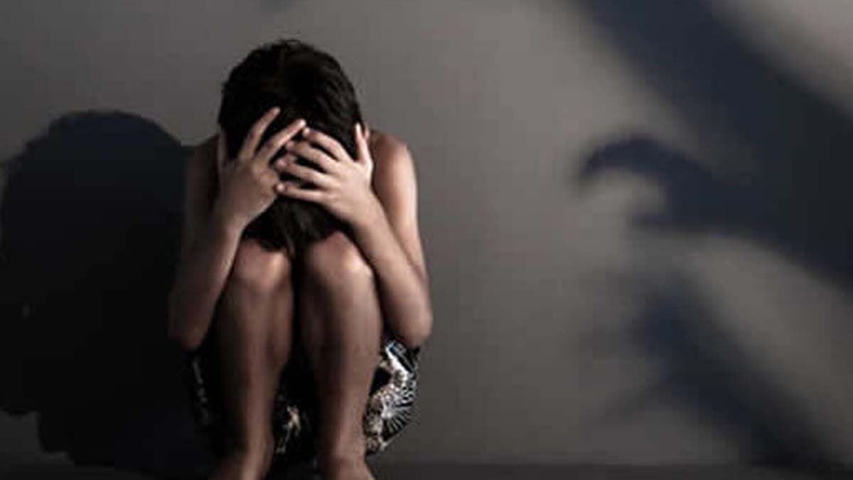 US Teacher Physically Assualted atleast 10 Students Arrested