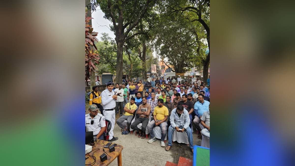 chunchura traffic guard takes innovative initiative to make drivers aware