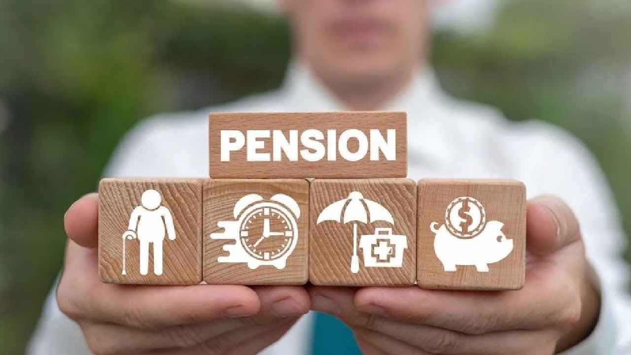 Who can take voluntary retirement under UPS