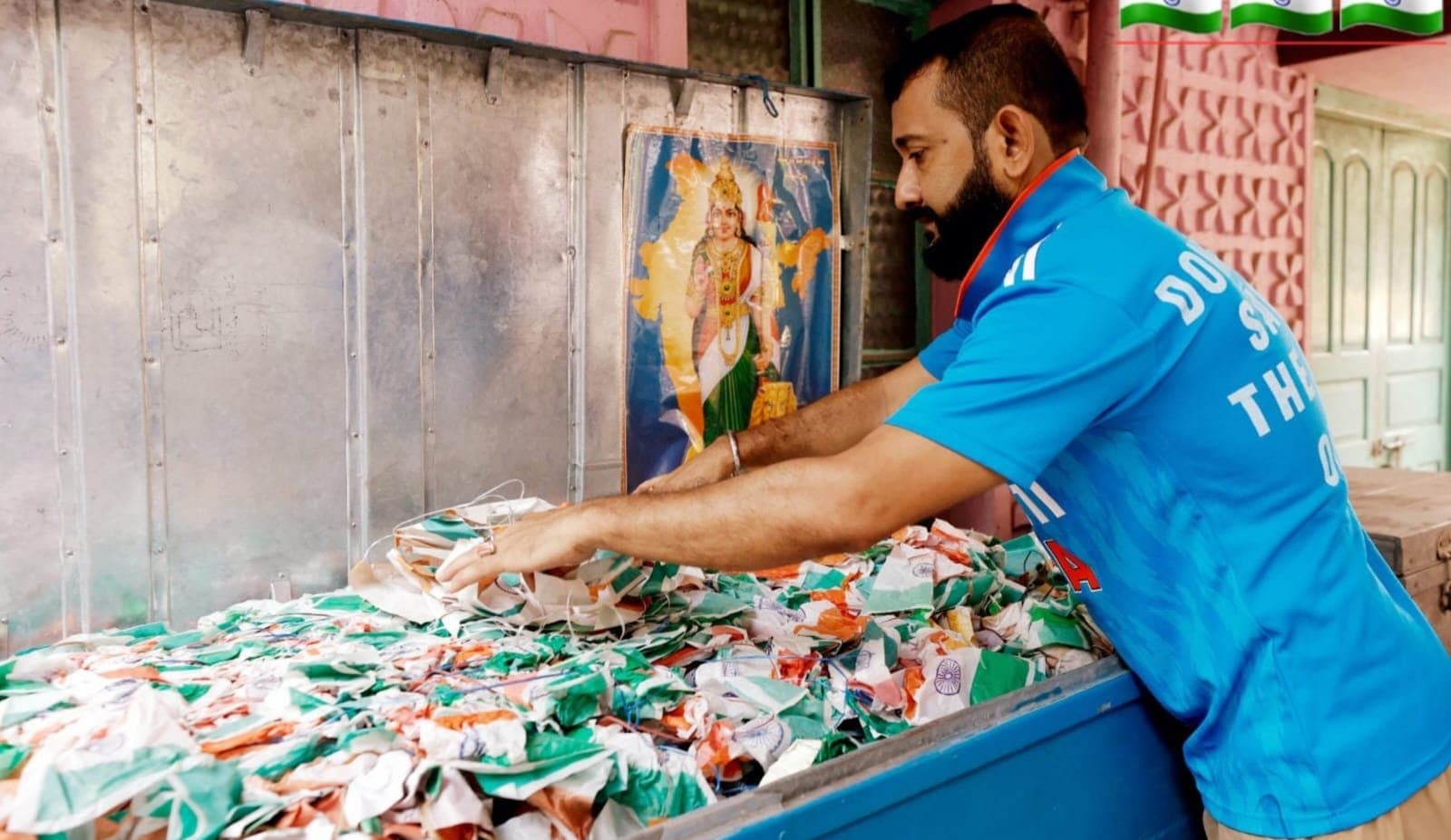 Flagman Of India: রাস্তা থেকে তেরঙা কুড়িয়ে জমান “ফ্ল্যাগ ম্যান"