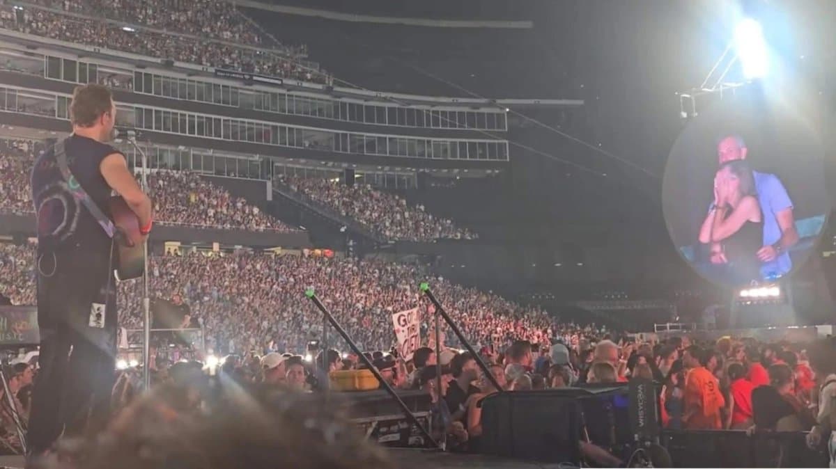 Coldplay Viral Chris Martin Cracks Joke With Indian Couple After Viral Kiss Cam Moment