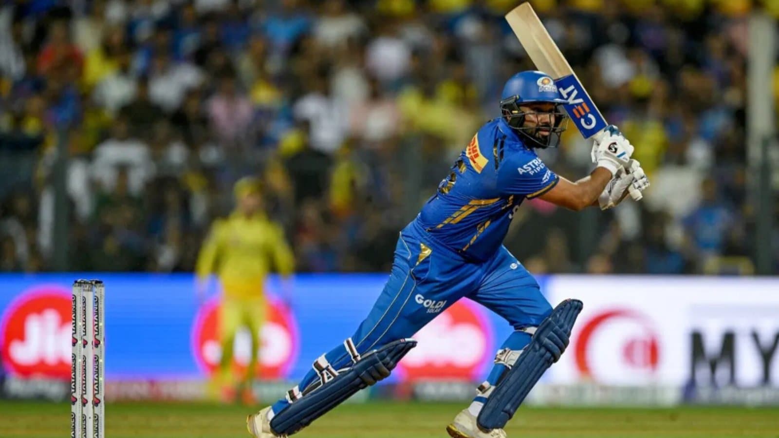MI-CSK: রোহিতের শতরানেও হার মুম্বইয়ের, ওয়াংখেড়ের মন কাড়লেন ধোনি 