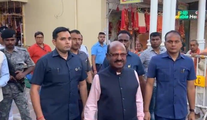 Governor: কালীঘাটে পুজো রাজ্যপালের