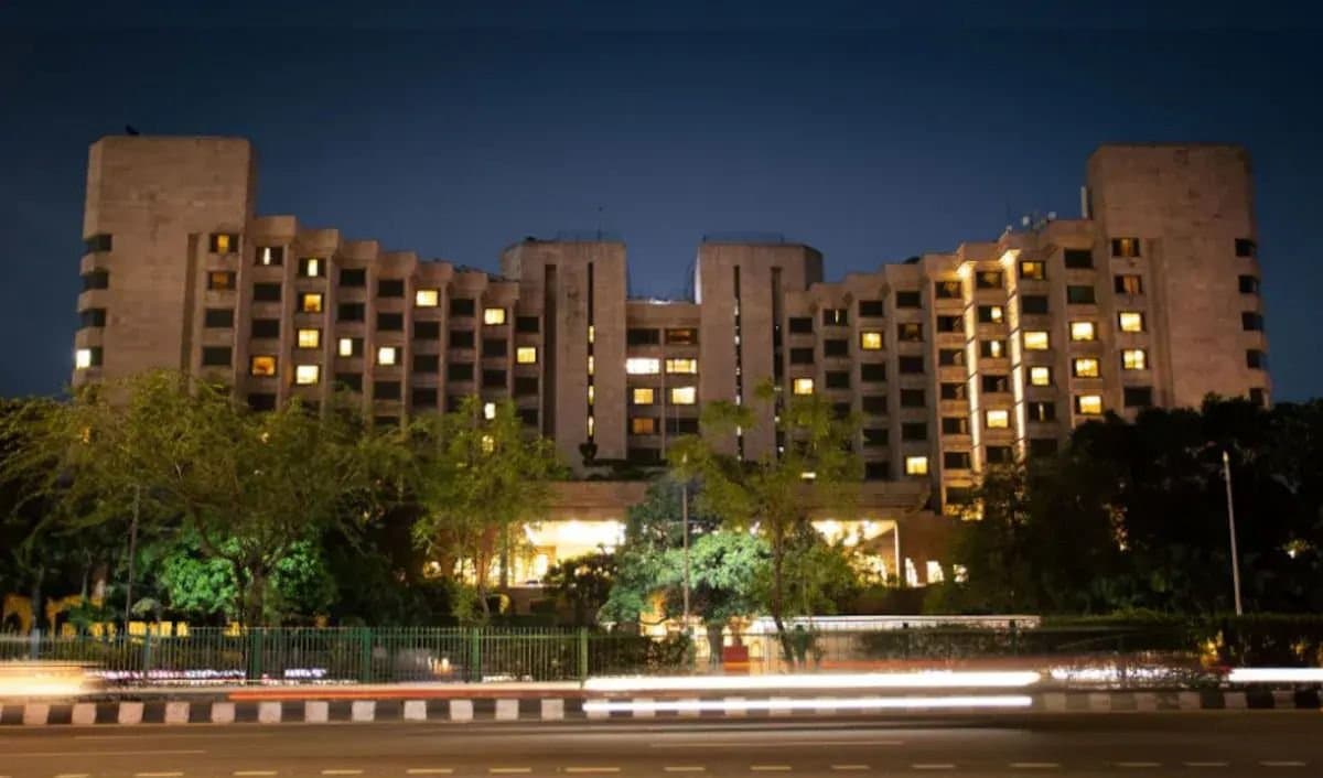 Delhi: কার্নিশ ভাঙল পাঁচতারা হোটেলের, জখম দম্পতি 