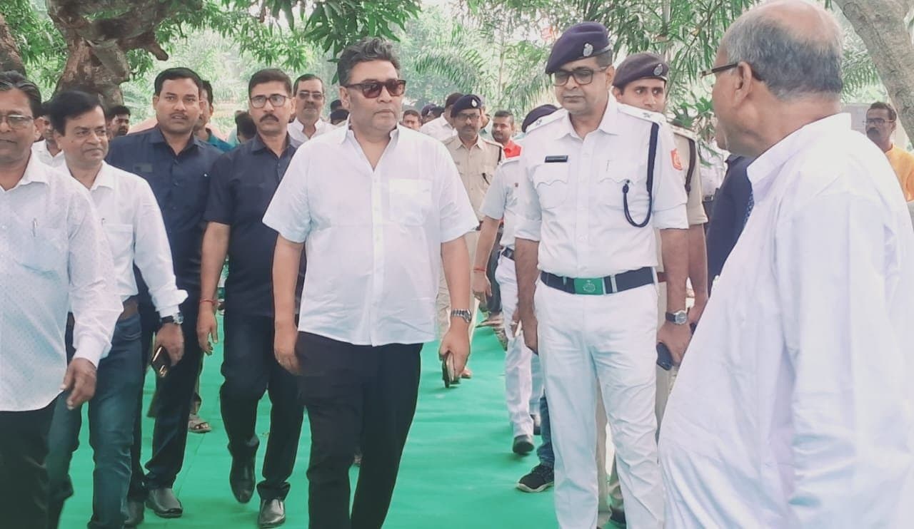 Minister indranil sen at chandannagar before jagadhatri puja 