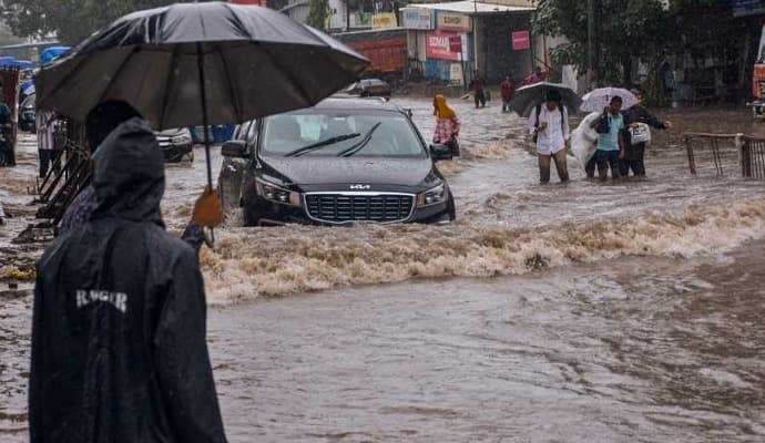 cyclone asna moves away from gujarat coast gnr