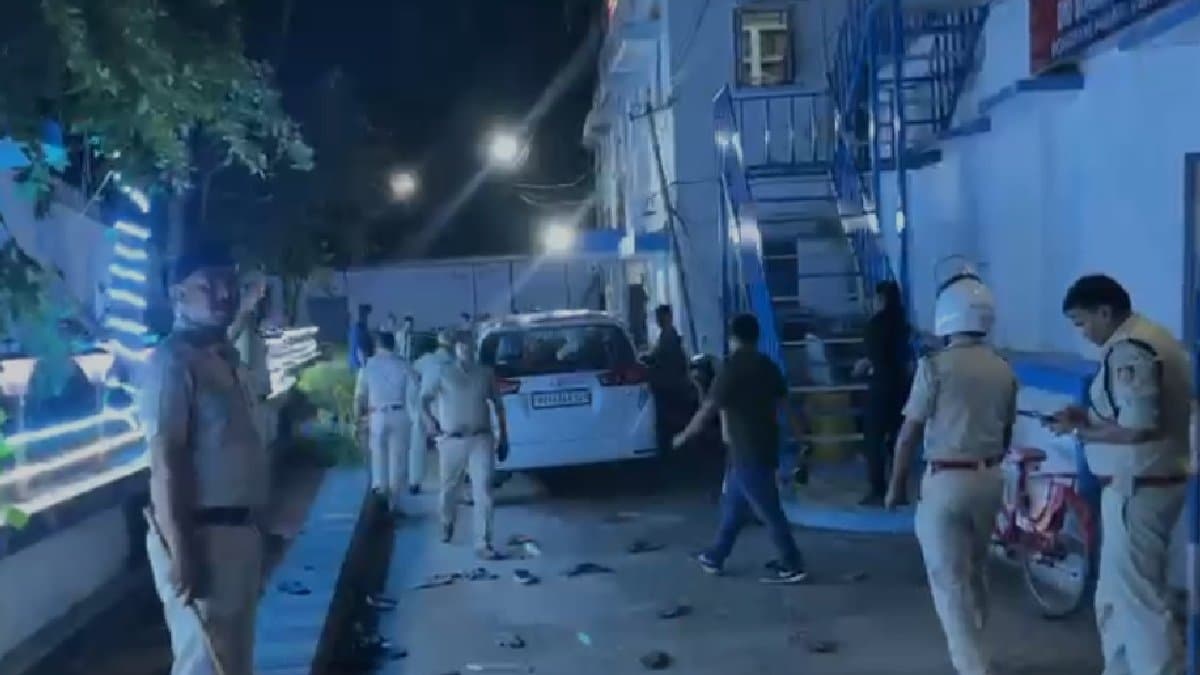 Hoodlum attack a teacher inside educational institution in West Bengal