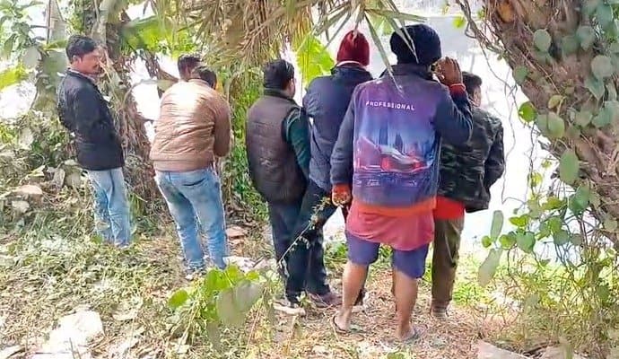 Accusation of murdering wife by hacking against husband, tension in Madhyamgram