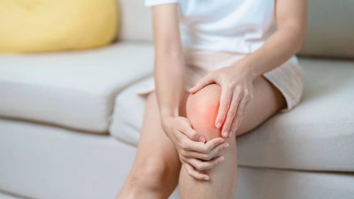 Which vitamin deficiency causes knee pain
