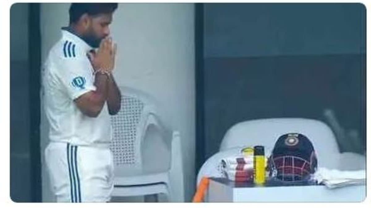  Rishabh Pant was seen praying to his bat-gloves spt