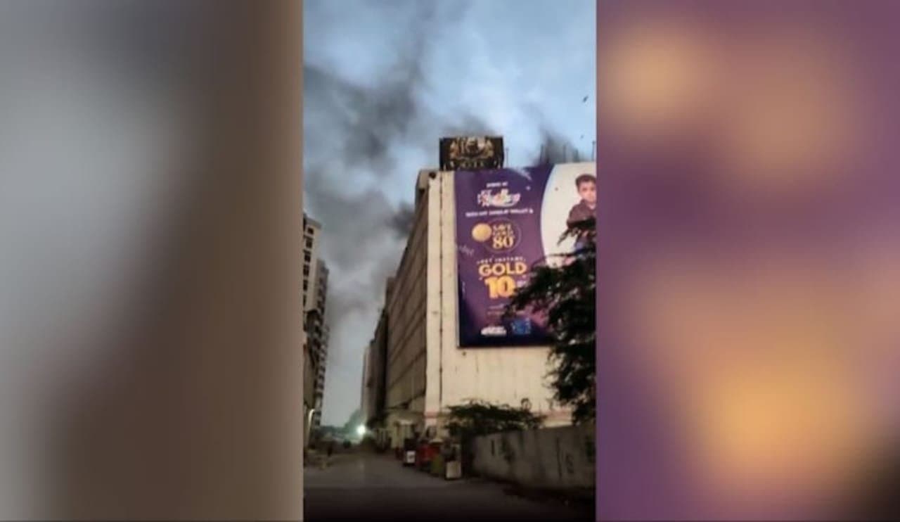  11 killed in fire in Karachi shopping mall
