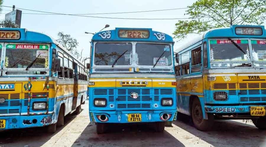 Kolkata Bus Service: মাস পড়লেই সংকট শহরজুড়ে? আদালতের নির্দেশে বাতিল হচ্ছে অনেক বাস, কী হবে সামনের মাস থেকে