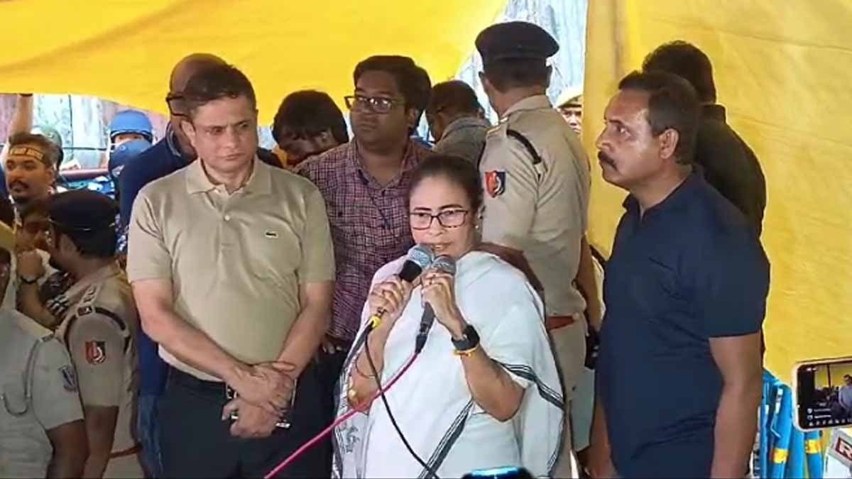West Bengal CM Mamata Banerjee in doctors protest in front of swasthya Bhawan saltlake