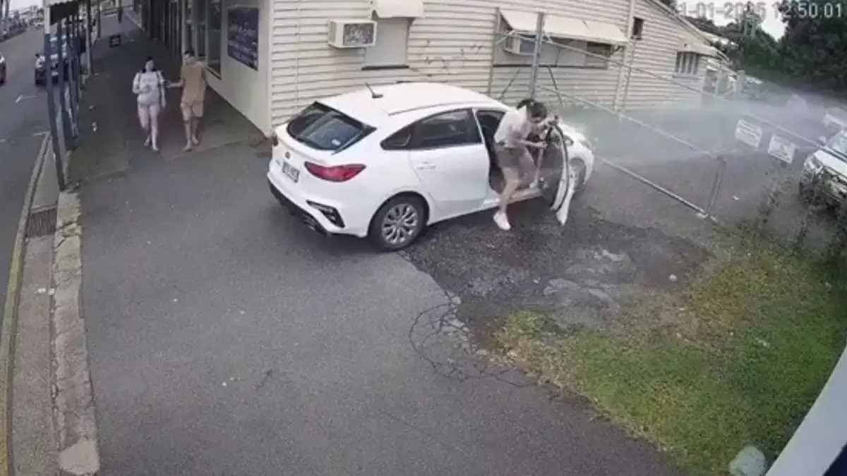 Australian  Man Uses great idea To Stop car Parking In His Driveway viral video