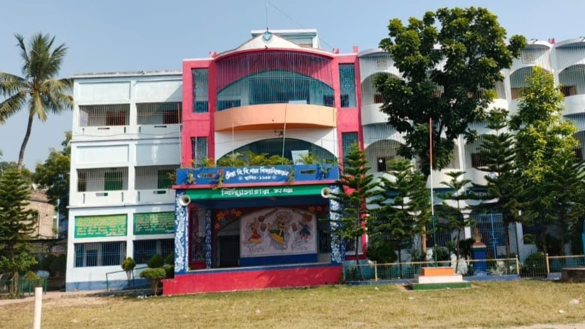 This Murshidabad school allegedly collected fines from students for low attendance gnr