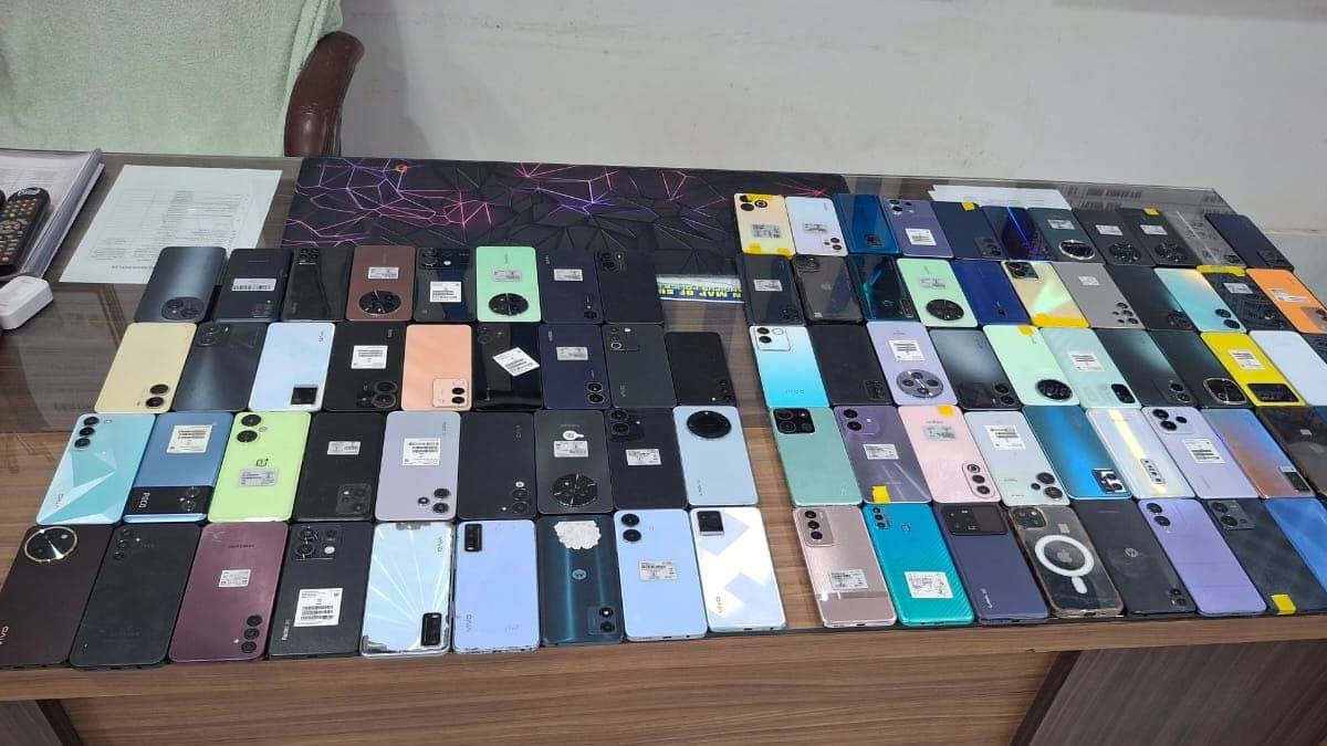 Murshidabad police seize mobile phones before smuggling to Bangladesh arrest two