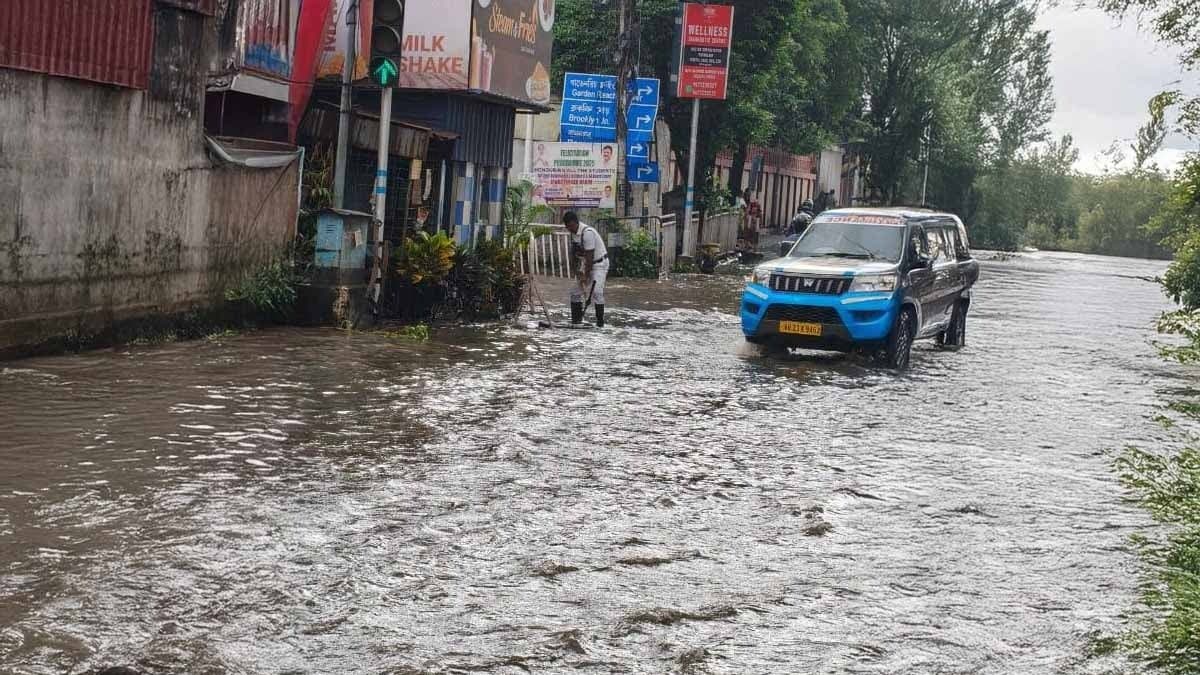 See Pics: Kolkata Police in action as waterlogging in Kolkata due to heavy  rain