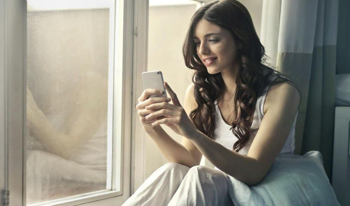 Tips to make a girl like you over text and win her affection LIF
