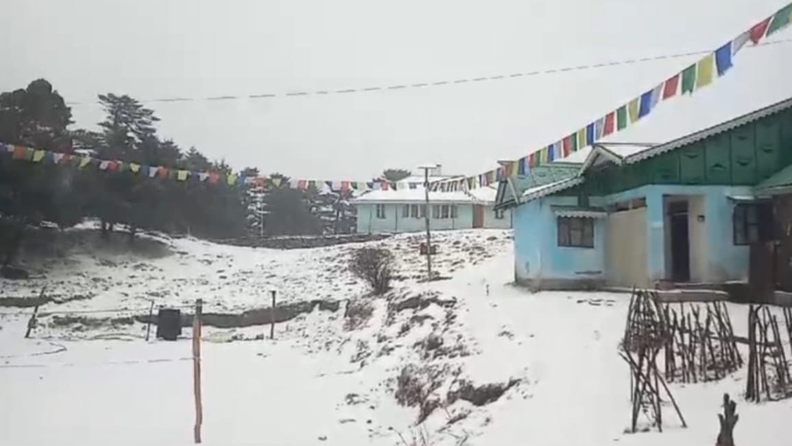 Snowfall in  Sandakphu 