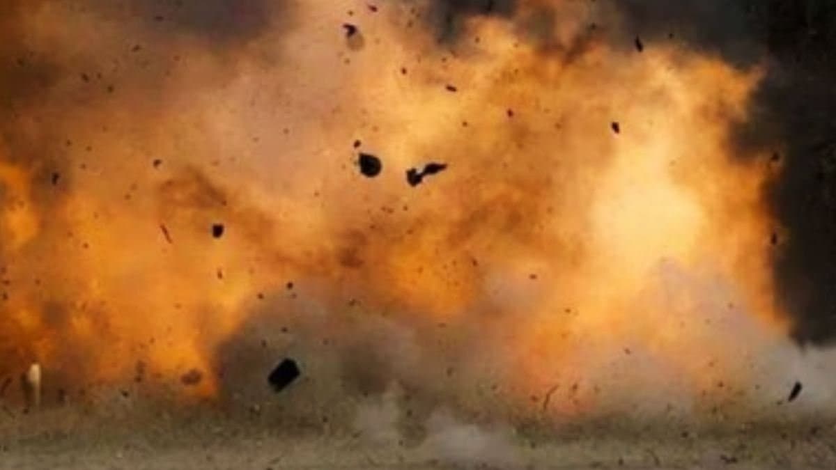 Barasat news Burst of an lpg cylinder at a jewellery shop left three injured