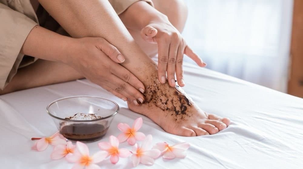 Foot Care: পায়ের পাতা, গোড়ালি ক্রমশ রুক্ষ হয়ে যাচ্ছে? বাড়িতেই যত্ন নেবেন কোন উপায়ে?
