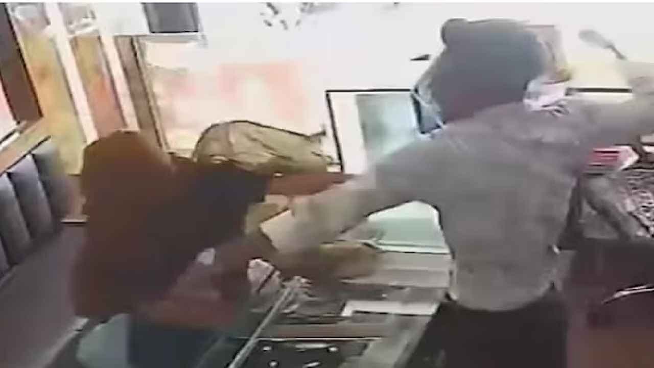 Viral News: Shopkeeper caught women and slapped 17 times in 20 seconds