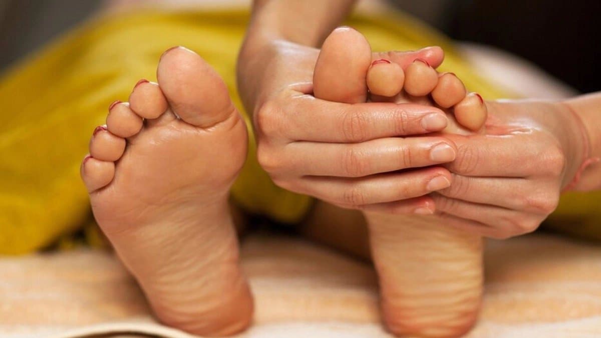 By rubbing magnesium oil to your feet in every night you will get many health benefits 