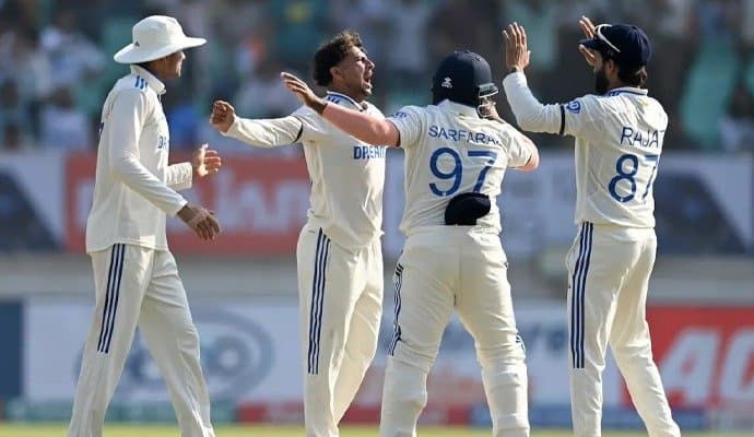 India-England: ভয়ঙ্কর ডাকেট আউট, কুলদীপের জোড়া উইকেট ম্যাচে ফেরাল ভারতকে