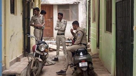 Man Strangles Partner Her Daughter Writes Confession On Wall With Lipstick 